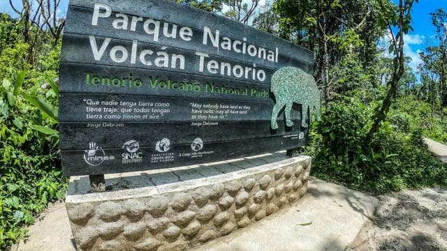 La Fortuna: Rio Celeste Full Day Tour — Guided tour and outdoor activity