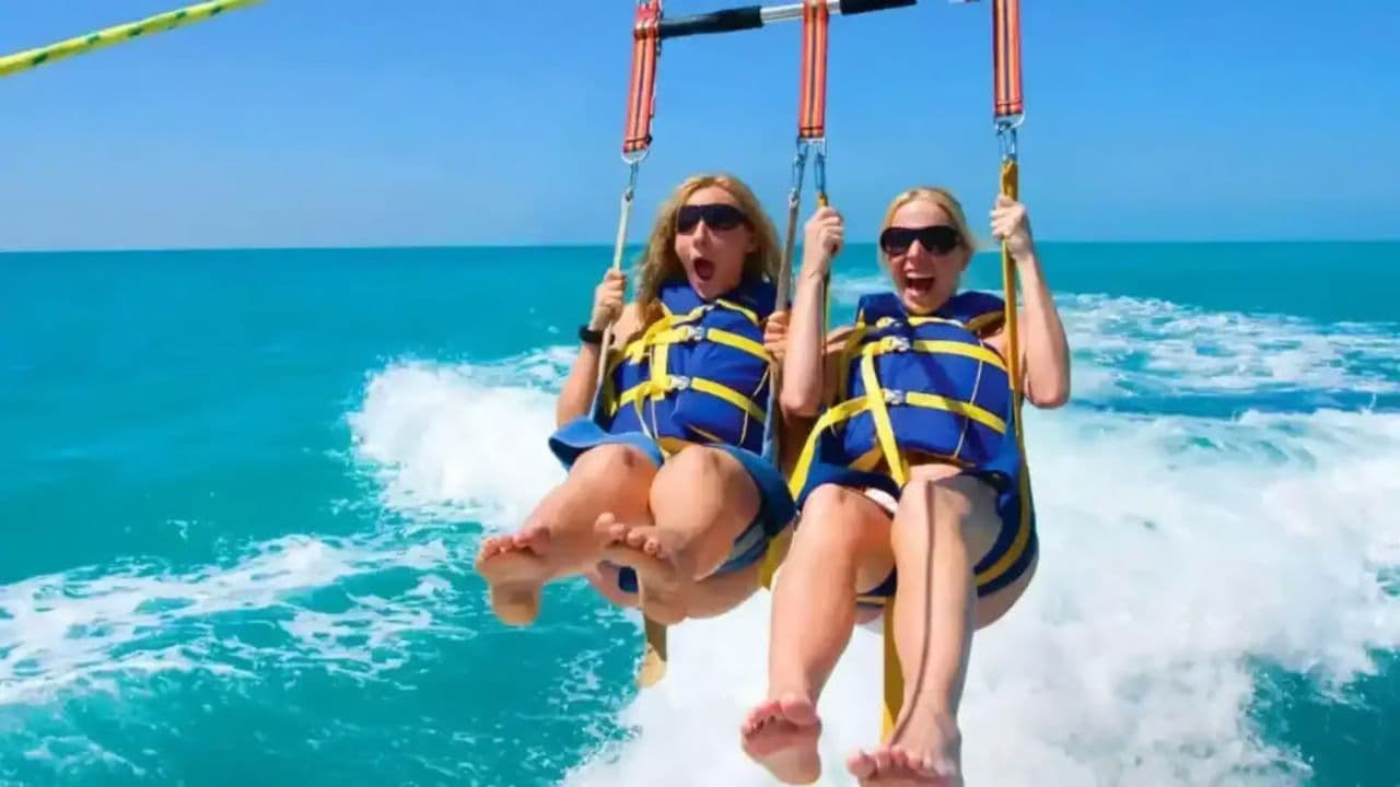 Parasailing Experience with Hotel o airbnb Pickup — Guided tour and outdoor activity