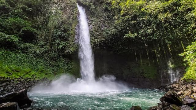 ARENAL VOLCANO BALDI HOT SPRINGS & LA FORTUNA WATERFALL — Guided tour and outdoor activity
