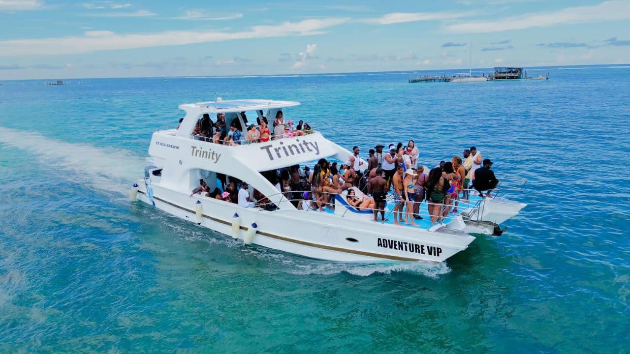 Punta Cana: Boat Party with Snorkel and Natural Pool Stop — Guided tour and outdoor activity