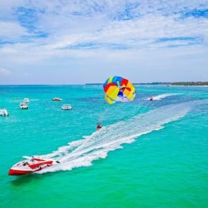 Area di Punta Cana: Crociera di festa con paracadute e open bar