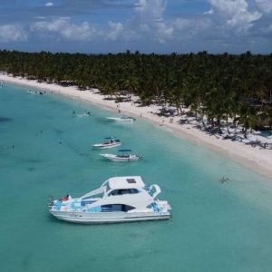 Von Punta Cana aus: Saona und Mano Juan Tagesausflug mit dem Katamaran