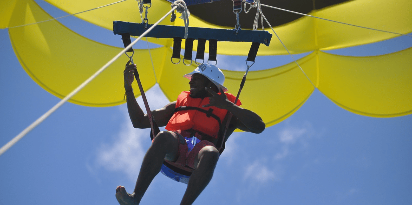Parasailing Experience with Hotel o airbnb Pickup - Image 3